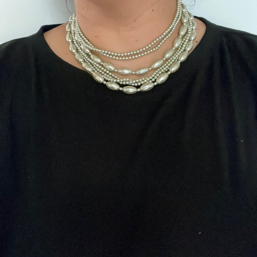 Set earrings and short necklace